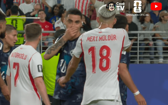 Miguel Almirón foi expulso em Túrquia x Paraguai pela Copa do Mundo (Foto: Reprodução CazéTV)