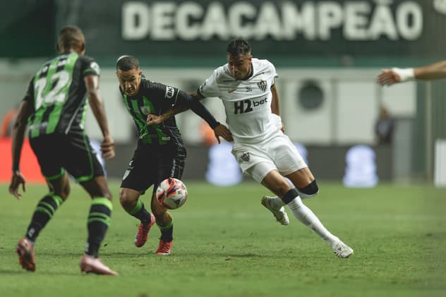 Jogadores de Atlético e América disputam bola em clássico  (Foto: Pedro Souza / Atlético)