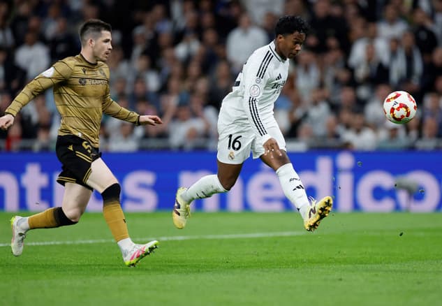 Endrick finaliza de cavadinha para marcar gol pelo Real Madrid sobre a Real Sociedad, na Copa do Rei
