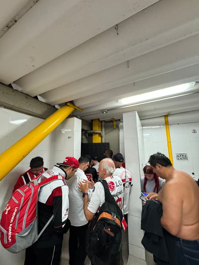 Torcedores se esconderam dentro do banheiro (Foto: Gabriela Martins)