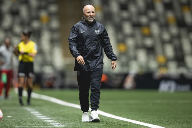 Sampaoli a beira do campo em Atlético x Tombense (Foto: Pedro Souza / Atlético