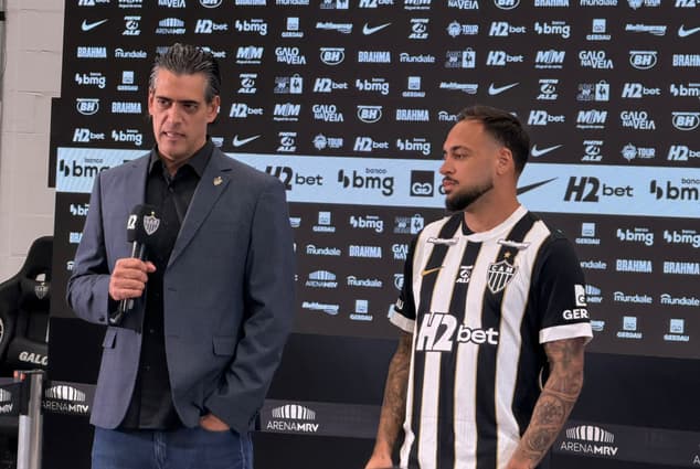 Maycon apresentação (Foto: Artur Henrique / Lance!