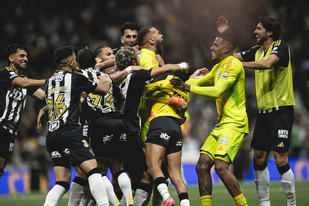 Comemoração do Atlético pela classificação nos penaltis diante do Flamengo (Foto: Pedro Souza / Atlético)