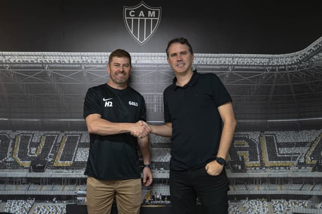 Luiz Carlos de Azevedo, Gerente Geral das Categorias de Base, recepciona o novo comandante da equipe Sub17 alvinegra (Foto Fabio Pinel/Atlético)