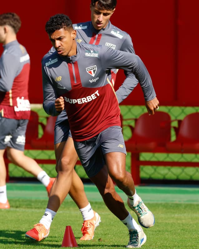 Luiz Gustavo fez atividades no gramado (Foto: Rubens Chiri / São Paulo FC)