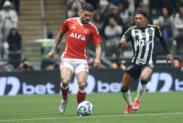 Bruno Tabata, do Internacional, e Rony, do Atlético-MG