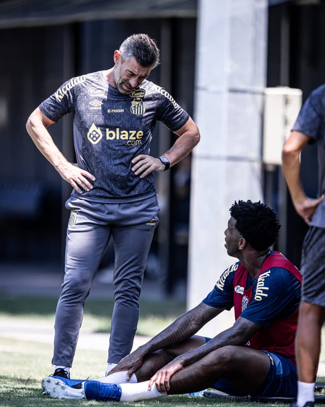 Gil e Pedro Caixinha (Foto: Raul Baretta/ Santos FC)