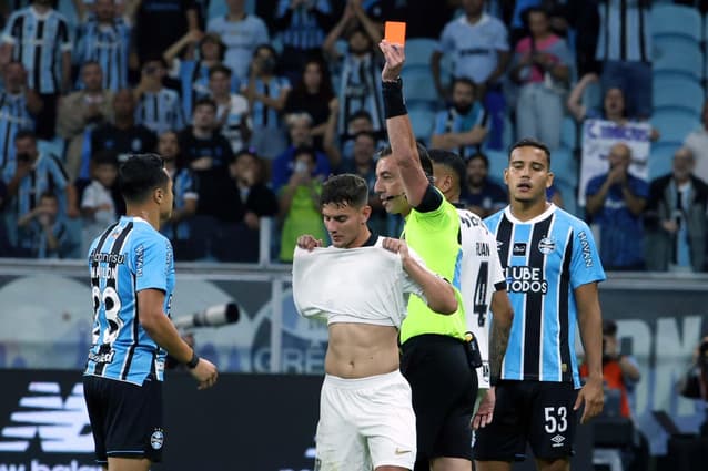Natanael expulso em Grêmio x Atlético (Foto: Edu Andrade / GazetaPress)
