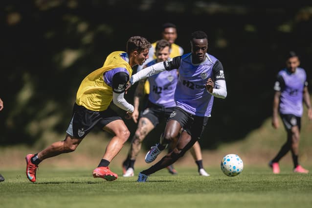 Natanael e Cissé treinamento Atlético (Foto: Pedro Souza / Atlético)