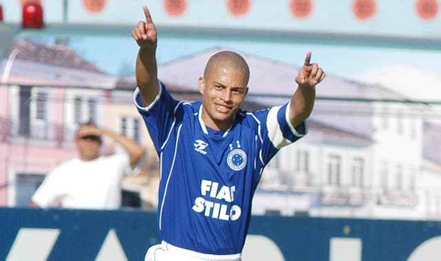 Alex comemora seu gol pelo Cruzeiro contra o Bahia em jogo valido pelo Campeonato Brasileiro de 2003 (Foto: Valter Pontes/LANCE!Press)