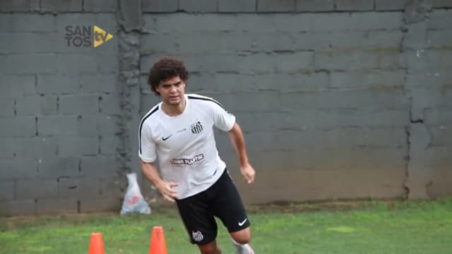Victor Ferraz treina para voltar ao Santos e manda recado para jogadores