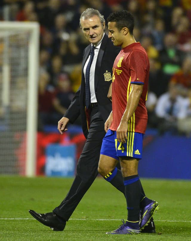 Thiago se machucou no amistoso da Espanha contra a Inglaterra (Foto: José Jordan / AFP)