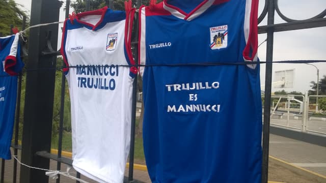 Camisas do Carlos Manucci (foto:Bruno Grossi/LANCE!Press)