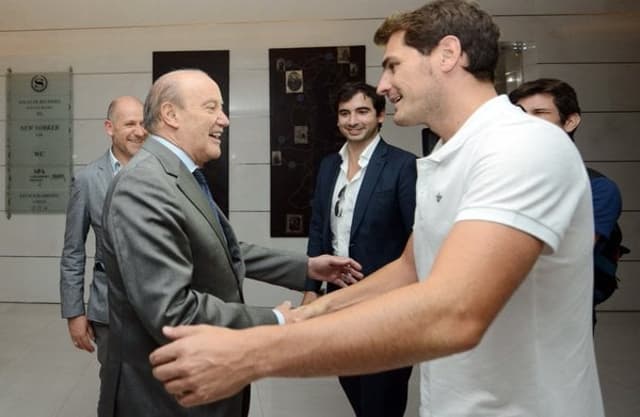 Casillas com o presidente Pinto da Costa (Foto: Divulgação)