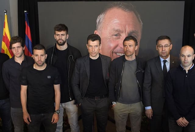Elenco do Barcelona vai ao Memorial de Cruyff