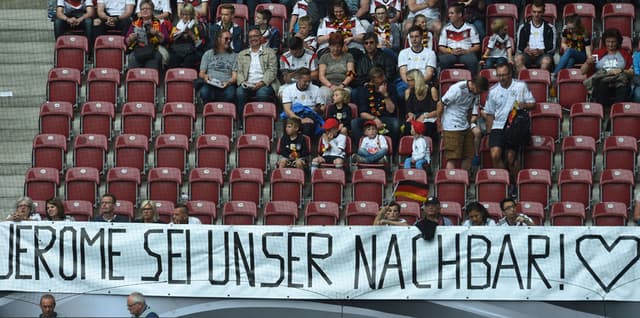 Torcida da Alemanha leva cartazes para apoiar Boateng