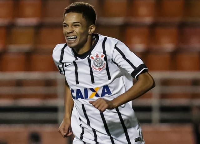 À la Sheik, o garoto Vitinho fez um gol de título do Corinthians no Pacaembu