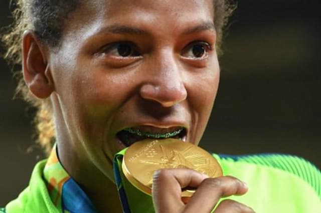 Rafaela Silva morde&nbsp;sua medalha de ouro, a primeira do Brasil no Rio