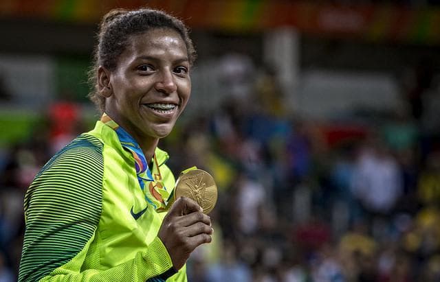 Rafaela Silva sorri com sua medalha de ouro, a primeira do país no Rio