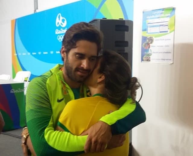 Bruno Schmidt e a esposa Laís Badaró, um dos pilares do jogador na busca pelo ouro olímpico