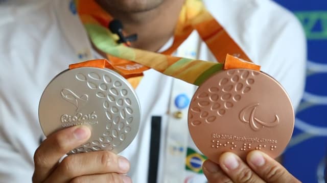 André Brasil apresenta medalhas dos Jogos Paralímpicos Rio-2016