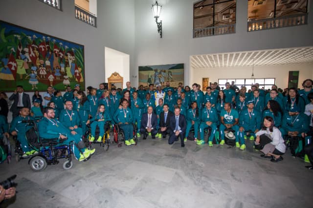 Em um evento no Palácio dos Bandeirantes, atletas paralímpicos foram homenageados pelo governador de São Paulo (Foto: Ciete Silvério)