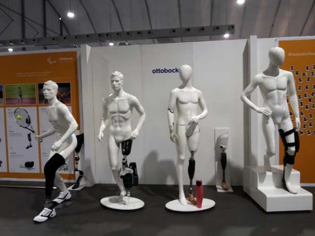 Manequins exibem próteses usadas por pessoas com deficiência