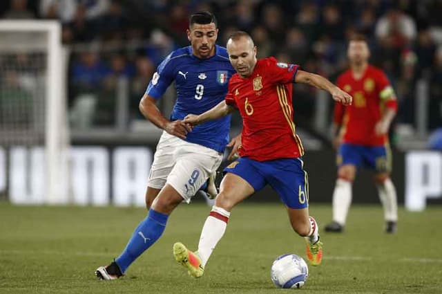 Pellè e Iniesta - Itália x Espanha