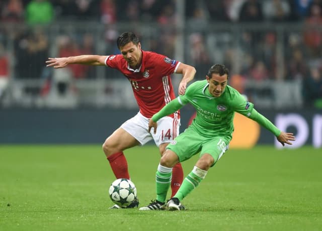 Xabi Alonso e Guardado - Bayern de Munique x PSV