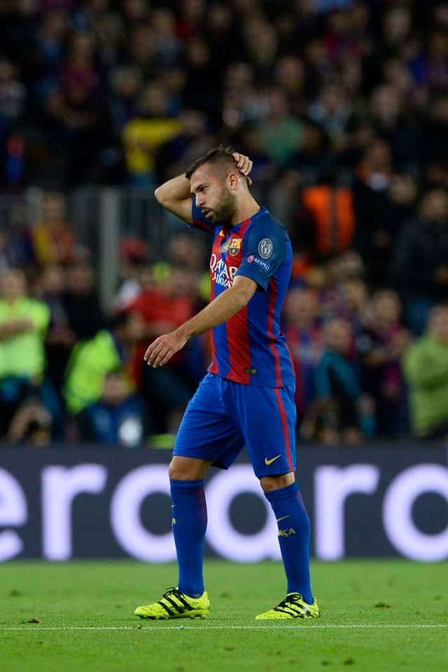 Alba sofreu estiramento na coxa esquerda e volta ao Barça no início de novembro