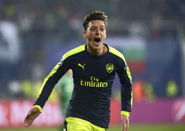 Veja imagens de Özil pelo Arsenal