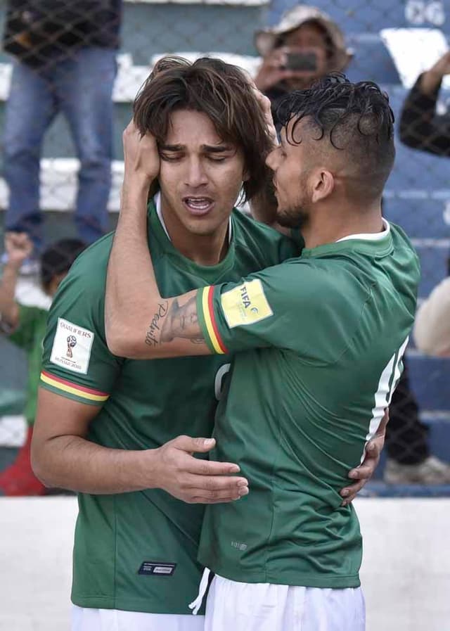 Marcelo Moreno chora ao anotar o gol da Bolívia contra o Paraguai