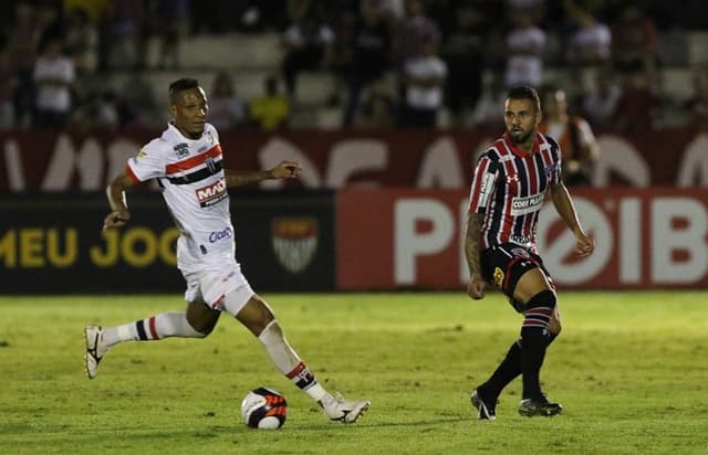 Lucão em ação contra o Botafogo