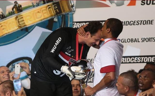Ceni entrega a taça para Lucas na final da Sul-Americana 2012 contra o Tigre
