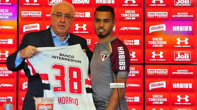 Morato recebe camisa 38, das mãos do ex-direitor José Jacobson