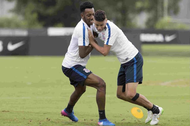 Moisés e Léo Santos em treino do Corinthians