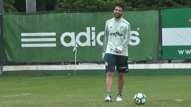 Em recuperação, zagueiro do Palmeiras faz trabalho com bola