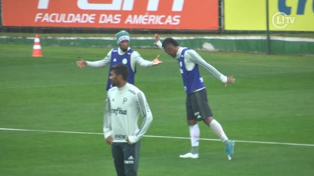 Borja aproveita ‘presente’ de Luan e comemora em treino do Palmeiras