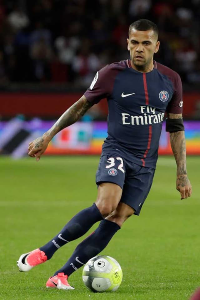 Daniel Alves -> Daniel Alves movimentou-se muito, se apresentou bem ao ataque e viu o compatriota e astro Neymar brilhar na goleada do Paris Saint-Germain sobre o Toulouse por 6 a 2, de virada