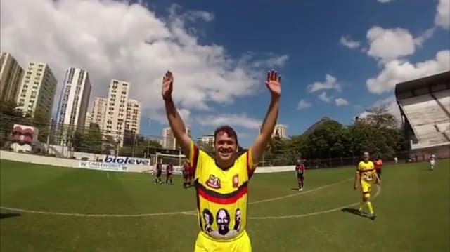 Petkovic comemora gol em jogo festivo pelo Flamengo