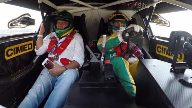 Galvão Bueno dá volta em carro da Stock Car com o filho