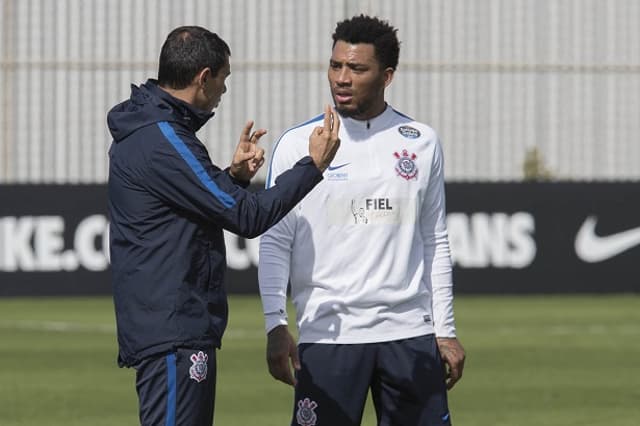 Fábio Carille conversa com Kazim em treino do Corinthians