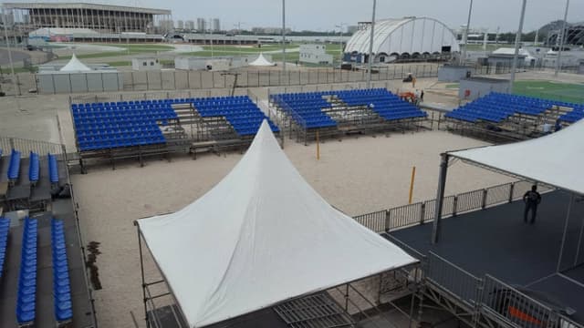 A quadra de areia tem 1.600m² e está localizada ao lado do Centro Olímpico de Tênis