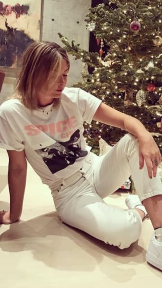 Maria Sharapova publicou no Instagram a foto em frente a sua árvore de Natal