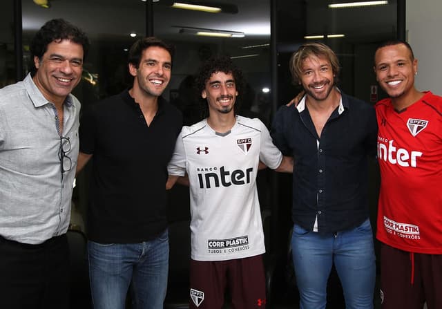 Kaká tira foto no CT com Raí, Valdívia, Lugano e Luis Fabiano