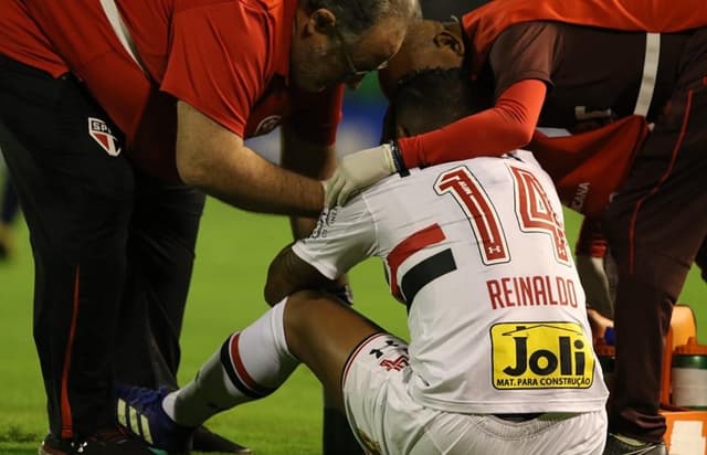 Reinaldo deixou a partida em Rosário aos 18 minutos, com dores na coxa direita
