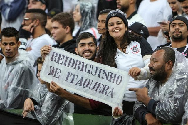 Torcida do Corinthians homenageia 'Reidriguinho'