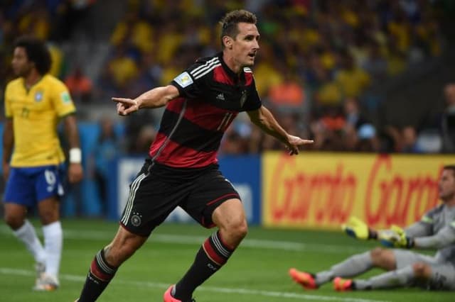 GALERIA: Veja as Copas disputadas por Miroslav Klose e o clube que ele defendia no período de cada Mundial