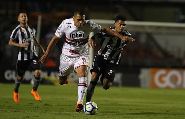 Diego Souza saiu da área para fazer o ataque funcionar e se destacou contra o Botafogo