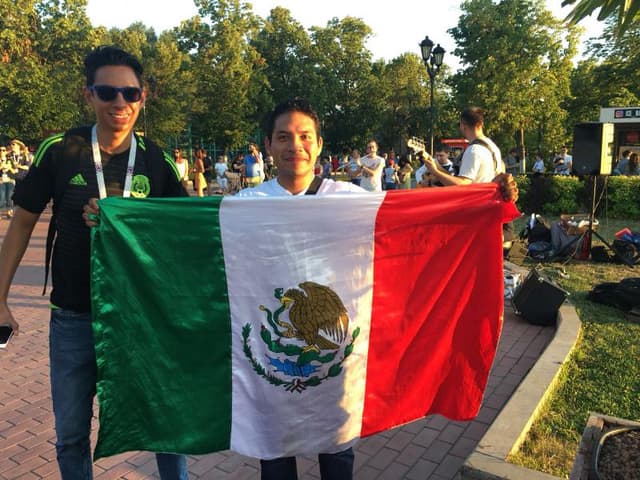 Mexicanos exibem bandeira do país em praça na praia de Samara